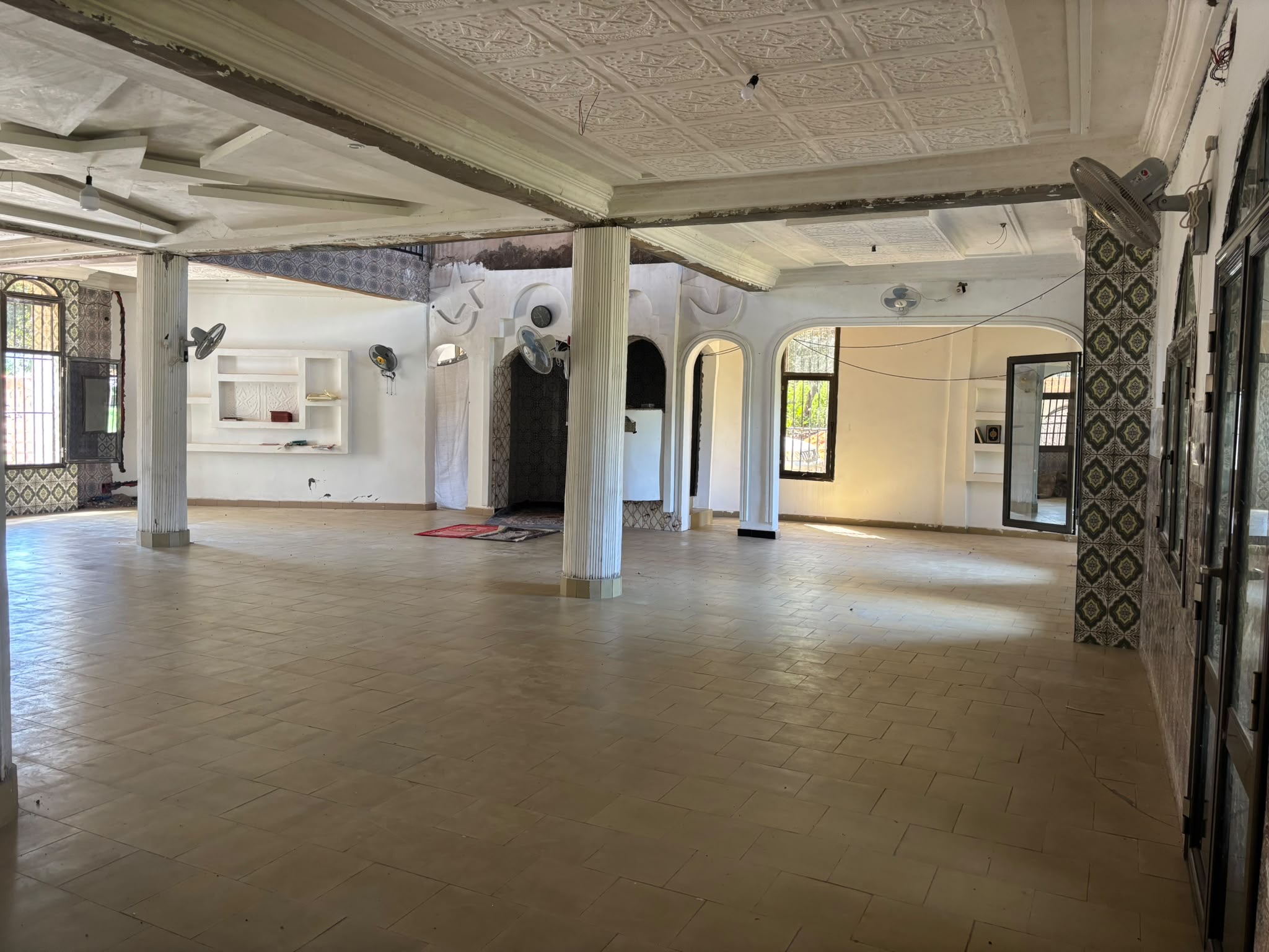 La salle de prière achevée, colonnes blanches et sol clair